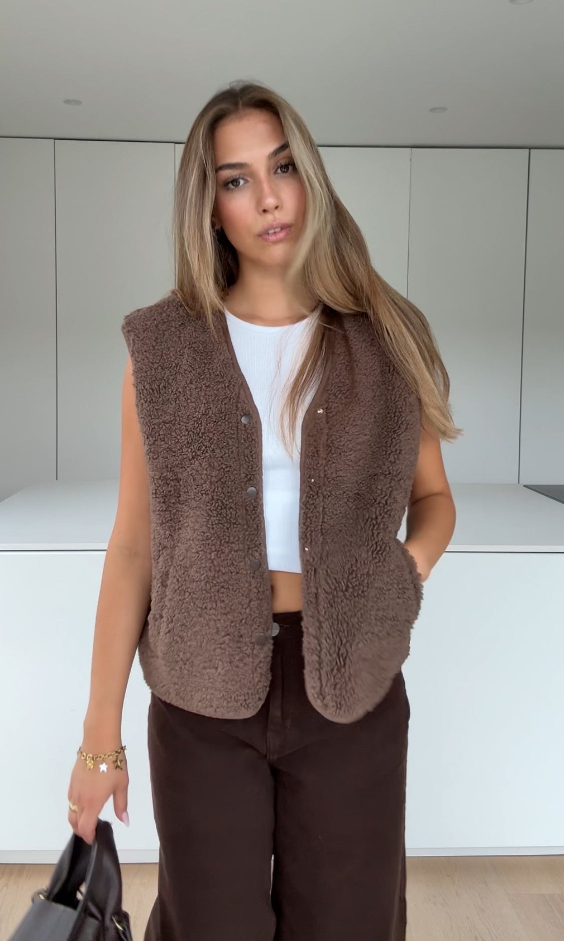 Chaleco de Peluche Moca – clásico y elegante
