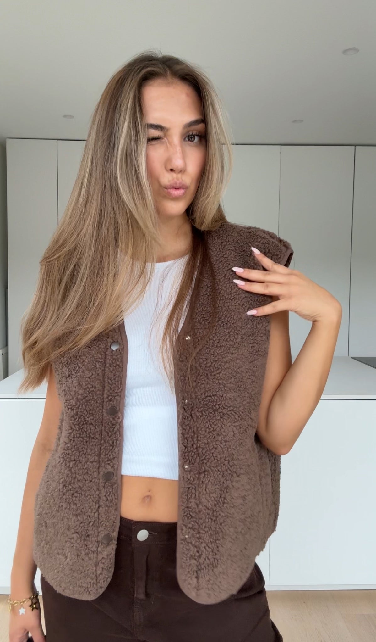 Chaleco de Peluche Moca – clásico y elegante